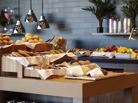 Daily continental breakfast (EUR 19 per person)
