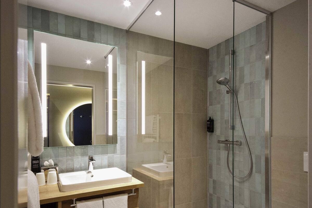 laptop workspace, blackout curtains, soundproofing, free wifi