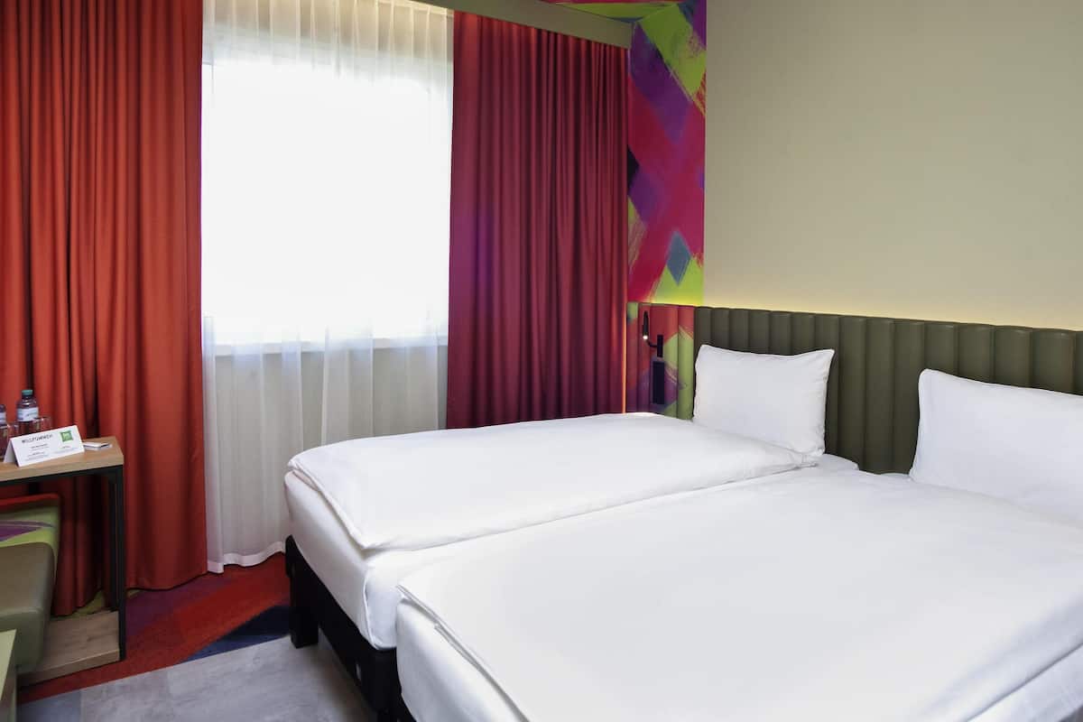 Kamar Twin, 1 Tempat Tidur Twin | Ruang kerja ramah laptop, tirai kedap cahaya, dan kedap suara