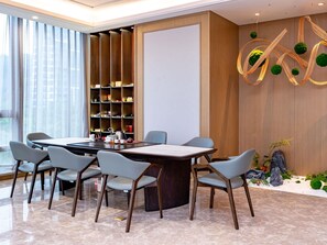 Petit déjeuner, déjeuner et dîner servis sur place