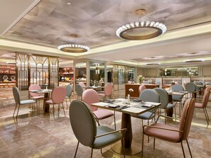 Petit déjeuner, déjeuner et dßner servis sur place