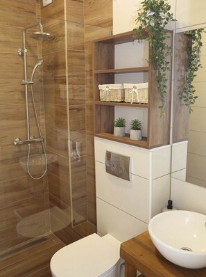 Studio – deluxe | Bad | Dusj, toalettartikler (inkludert), hårføner og badekåper