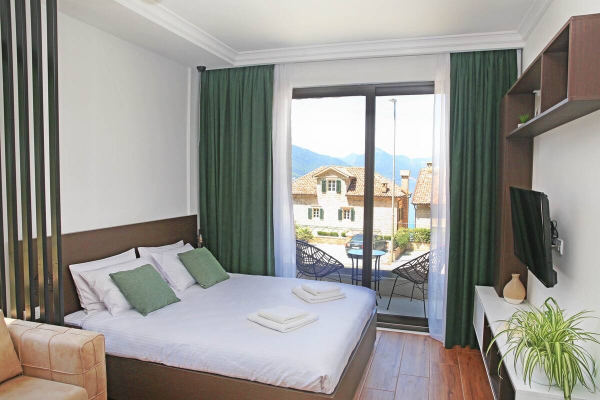 Deluxe Studio | Soundproofing, iron/ironing board, WiFi (free), bed sheets
