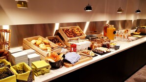 A buffet with various food items and condiments. - ibis Styles Liege Guillemins (Liege)