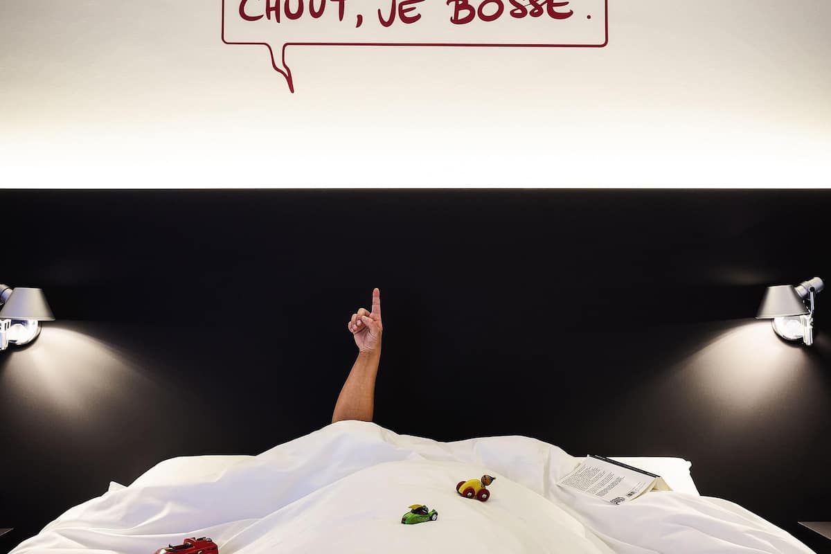 Kaliteli yatak takımı, odada kasa, masa, güneşlik/perde