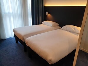 Twin kamer, 2 eenpersoonsbedden | Luxe beddengoed, een kluis op de kamer, een bureau