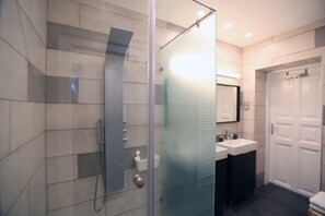 Exclusive Apartment | Bathroom | Shower, hydromassage showerhead, free toiletries, hair dryer - Paulay Central Top Suite (Budapest)