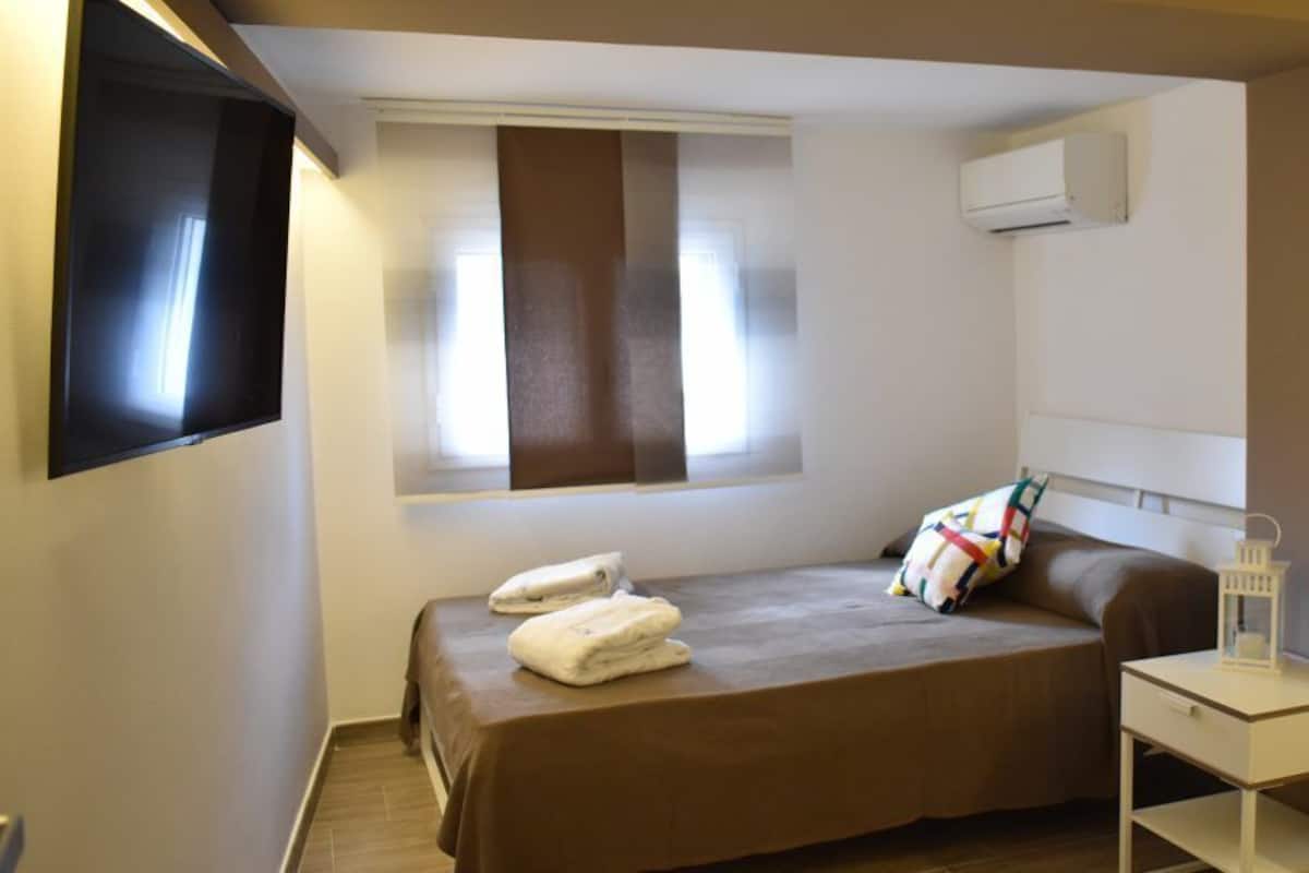 Standard Double Room, Private Bathroom (External) | 1 bedroom, desk, laptop workspace, soundproofing
