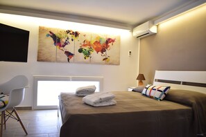 Habitación doble superior, baño privado | Escritorio y espacio para trabajar con un portátil