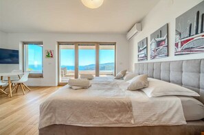 4 bedrooms, iron/ironing board, free WiFi, bed sheets