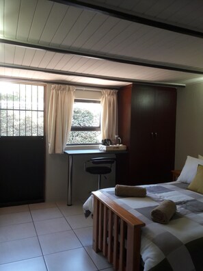 4 bedrooms, in-room safe, iron/ironing board, WiFi