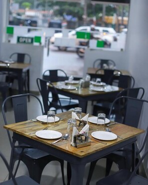 2 restaurantes; se sirve desayuno, almuerzo y cena