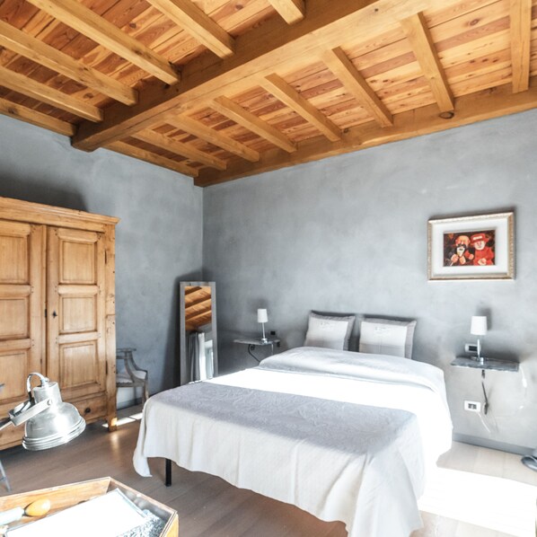 Doppelzimmer, Gartenblick (Langhe) | Minibar, individuell dekoriert, individuell eingerichtet, Schreibtisch