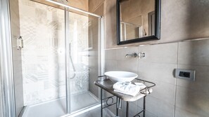 Doppelzimmer, Gartenblick (Langhe) | Badezimmer | Dusche, Bidet, Handtücher