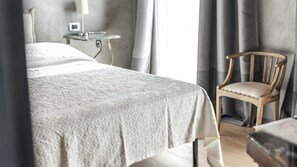 Doppelzimmer, Gartenblick (Langhe) | Minibar, individuell dekoriert, individuell eingerichtet, Schreibtisch