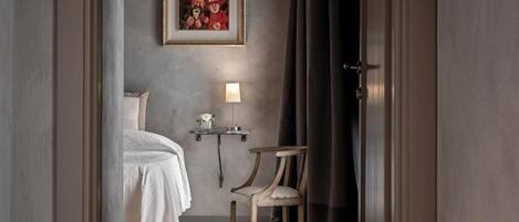 Minibar, individually decorated, individually furnished, desk