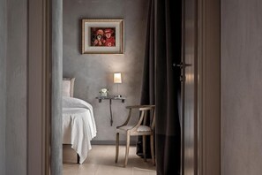 Minibar, individuell dekoriert, individuell eingerichtet, Schreibtisch