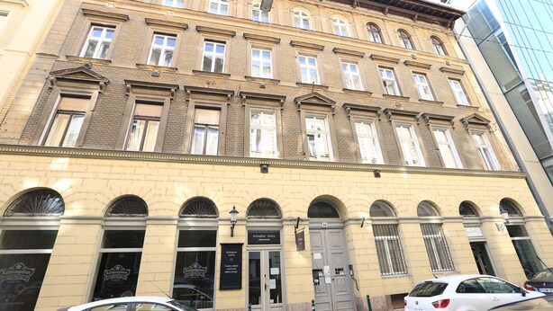 A historic building with multiple windows and a prominent entrance. - Paulay Central Top Studio (Budapest)
