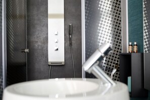 Luxury Studio | Bathroom shower