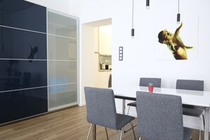 Luxury-Studio | Wohnbereich | 55-Zoll-Flachbildfernseher mit Digitalempfang, Smart-TV, Netflix