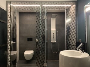 Luxury-Studio | Badezimmer | Dusche, kostenlose Toilettenartikel, Haartrockner, Bademäntel