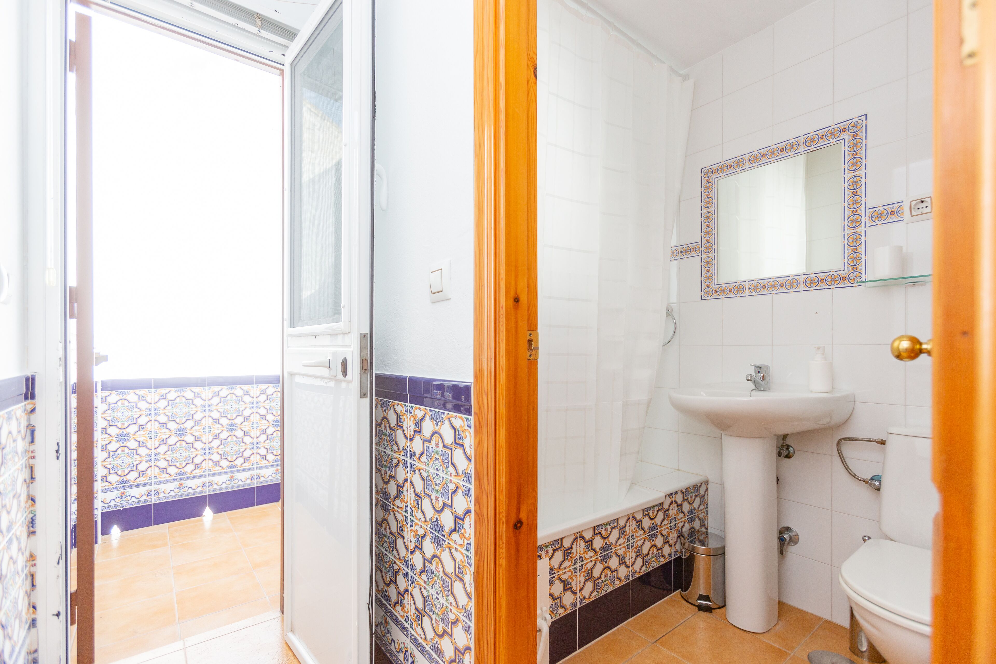 Single Room | Bathroom | Bathtub, hair dryer, bidet, towels