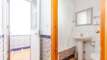 Single Room | Bathroom | Bathtub, hair dryer, bidet, towels