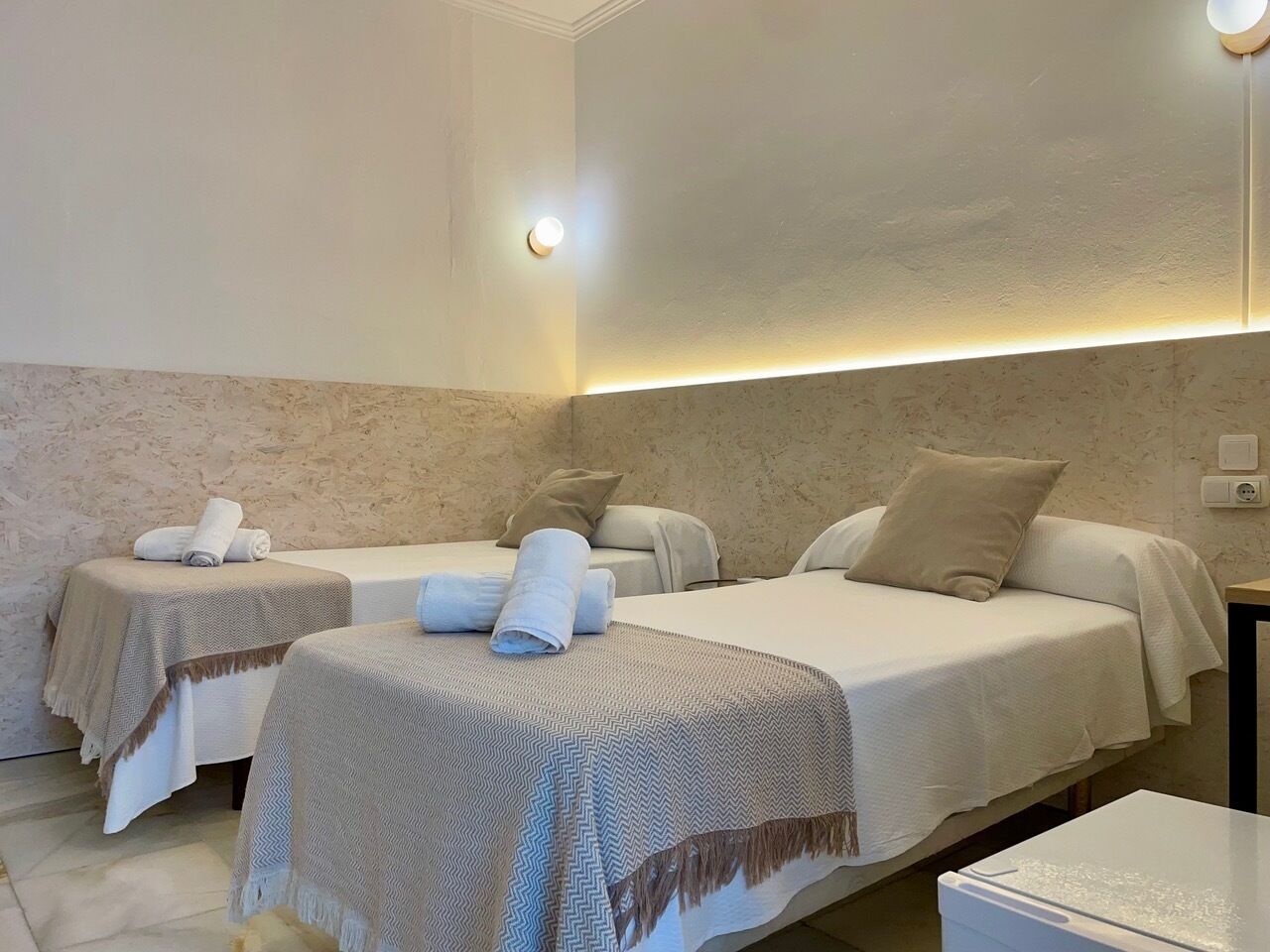 Tweepersoonskamer (Interior) | Een bureau, een laptopwerkplek, gratis wifi, beddengoed