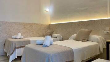 Tweepersoonskamer (Interior) | Een bureau, een laptopwerkplek, gratis wifi, beddengoed