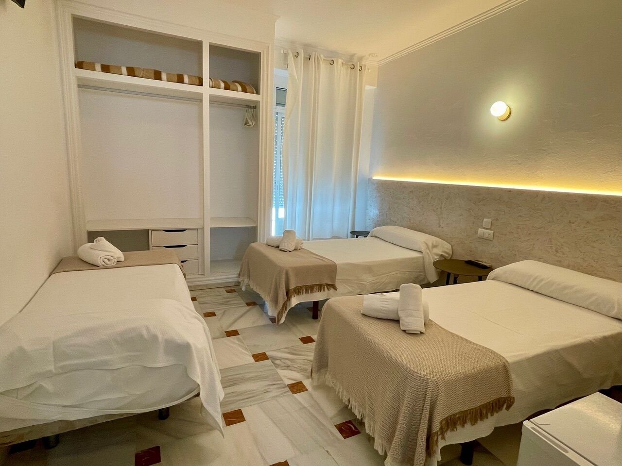 Quarto casal família (Exterior) | Escrivaninha, espaço de trabalho para notebook, Wi-Fi de cortesia