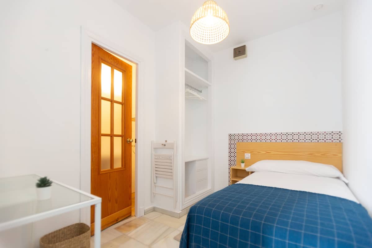 Single Room | Desk, laptop workspace, free WiFi, bed sheets