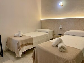 ห้องดับเบิล (Interior) | โต๊ะทำงาน, พื้นที่ทำงานแบบใช้แล็ปท็อป, Wi-Fi ฟรี, ผ้าปูที่นอน
