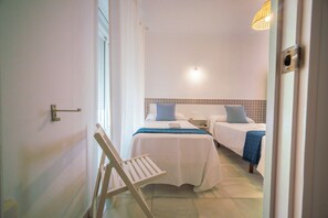 Bureau, espace de travail pour ordinateur portable, Wi-Fi gratuit