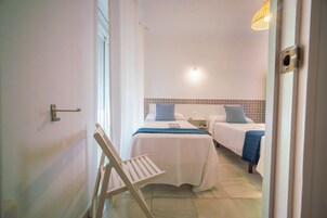 Escritorio, espacio para trabajar con laptop y wifi gratis 