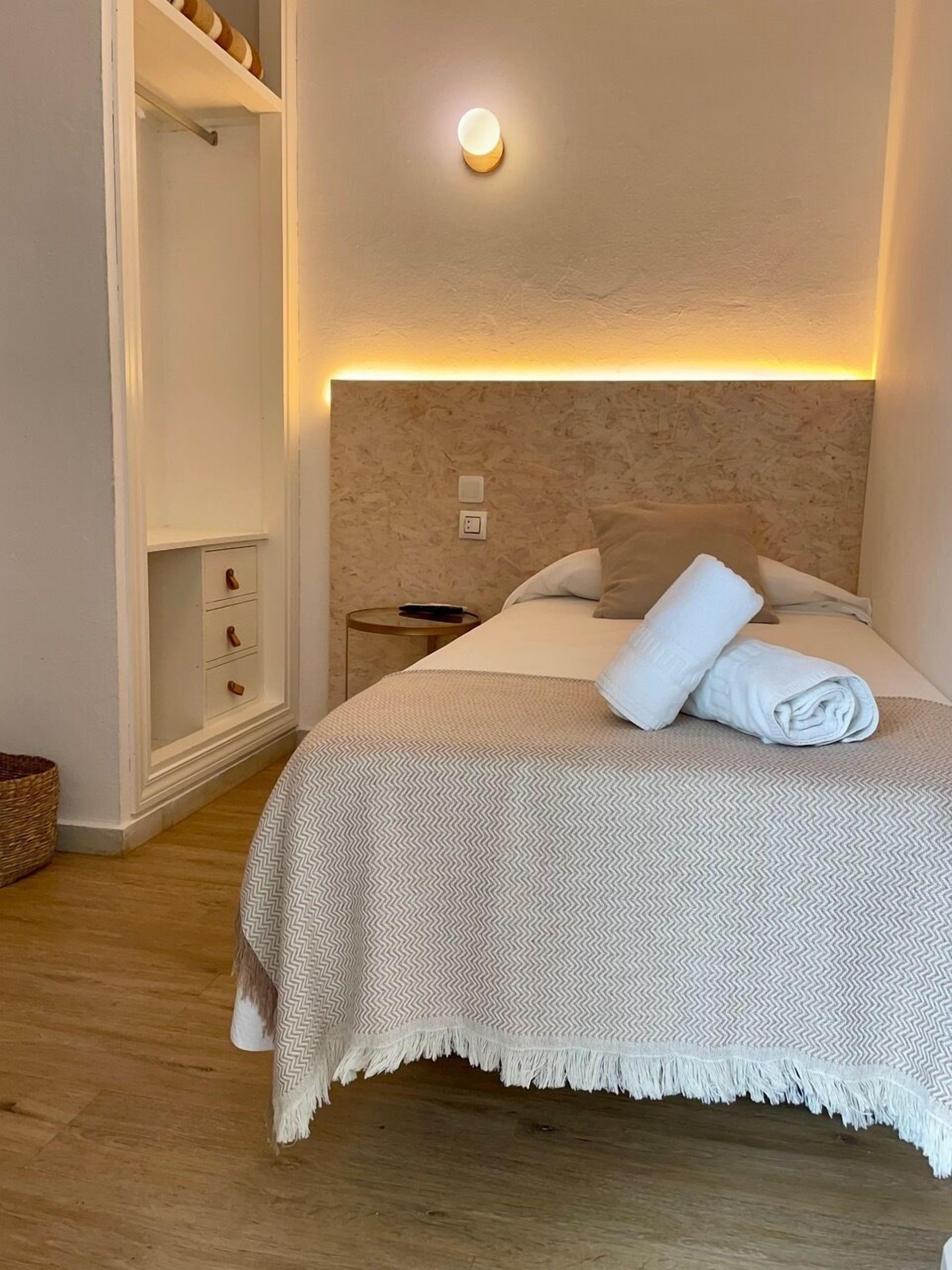 Quarto solteiro | Escrivaninha, espaço de trabalho para notebook, Wi-Fi de cortesia