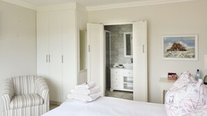 Sunbird Suite | Egyptian cotton sheets, premium bedding, pillowtop beds, in-room safe - 66 On Monzali (Hilton)