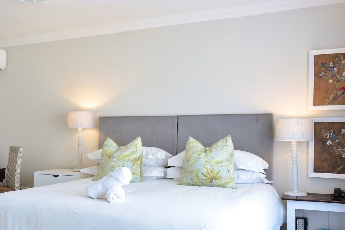 Sunbird Suite | Egyptian cotton sheets, premium bedding, pillowtop beds, in-room safe