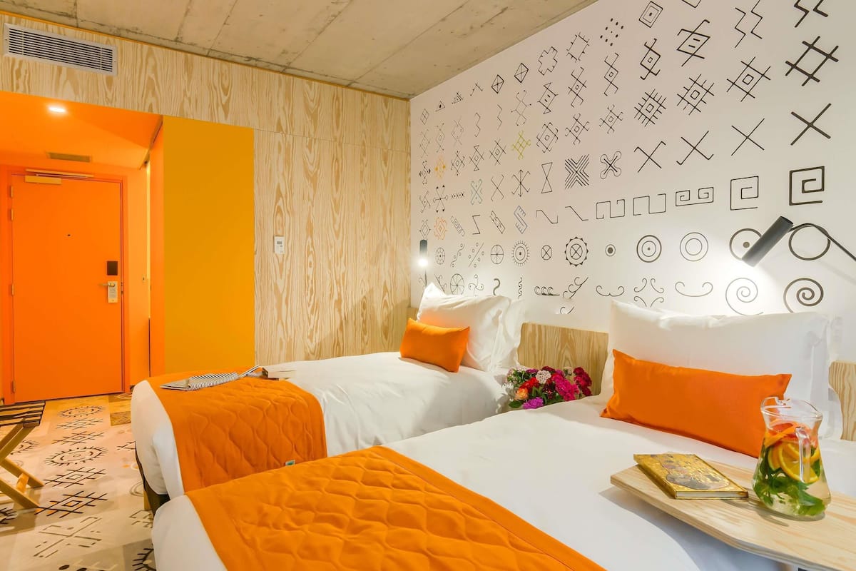 Minibaari, tallelokero huoneessa, pimennysverhot, äänieristys