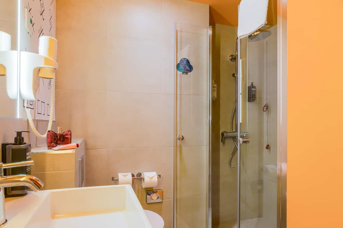 Minibar, Zimmersafe, Verdunkelungsvorhänge, schallisolierte Zimmer
