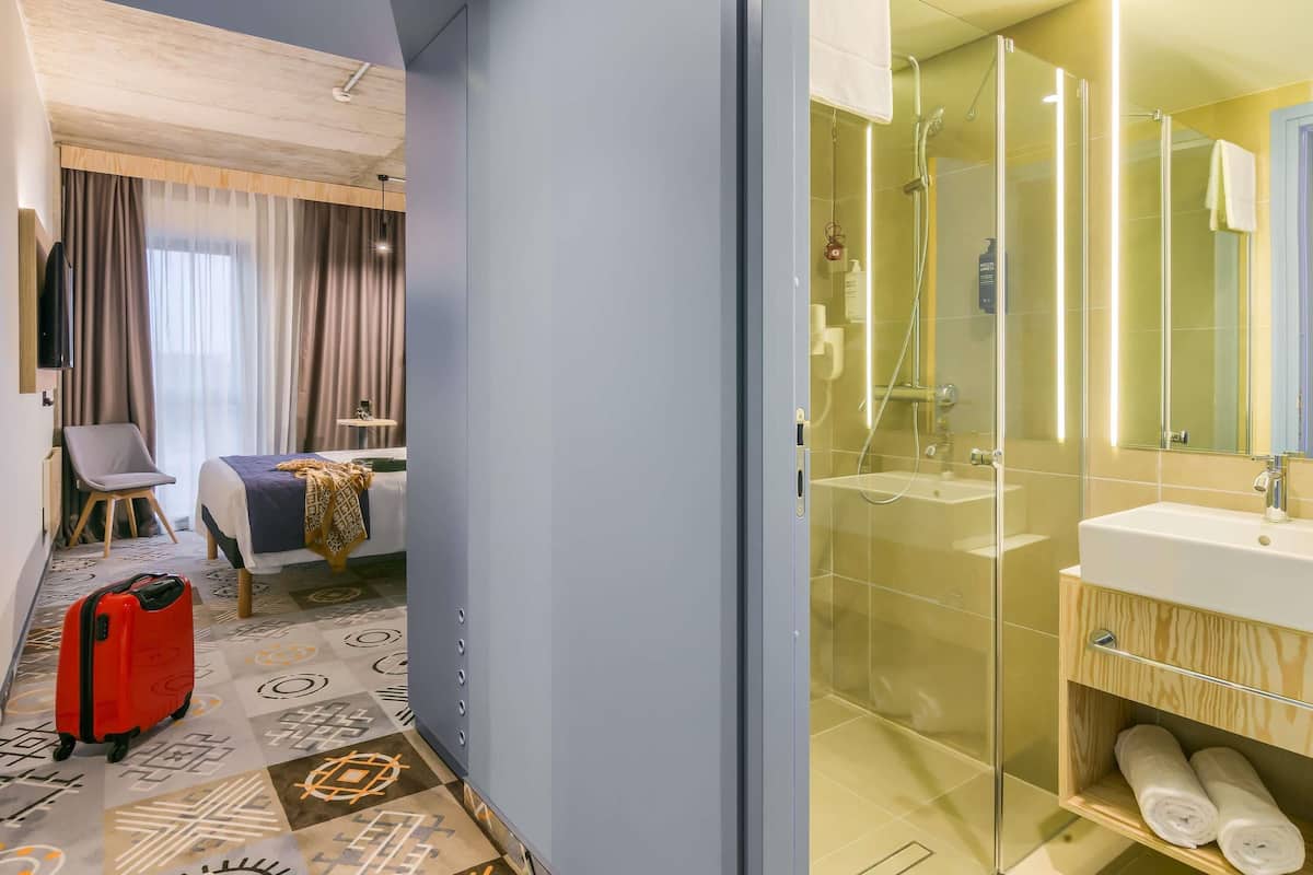 Superior-huone, 1 parisänky | Minibaari, tallelokero huoneessa, pimennysverhot, äänieristys