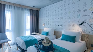 ميني بار وخزنة داخل الغرفة وستائر تعتيم وتجهيزات عازلة للصوت