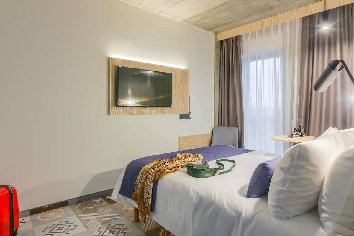 Premium-Zimmer, 1 Doppelbett | Minibar, Zimmersafe, Verdunkelungsvorhänge, schallisolierte Zimmer