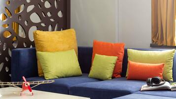 Premium Room, 1 Katil Raja (King) dengan Katil Sofa | Bar mini, peti besi dalam bilik, meja, langsir/tirai gelap terus