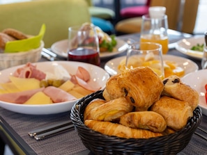 Daily buffet breakfast for a fee