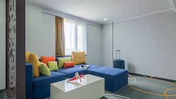 Minibar, caja de seguridad en la habitación y escritorio