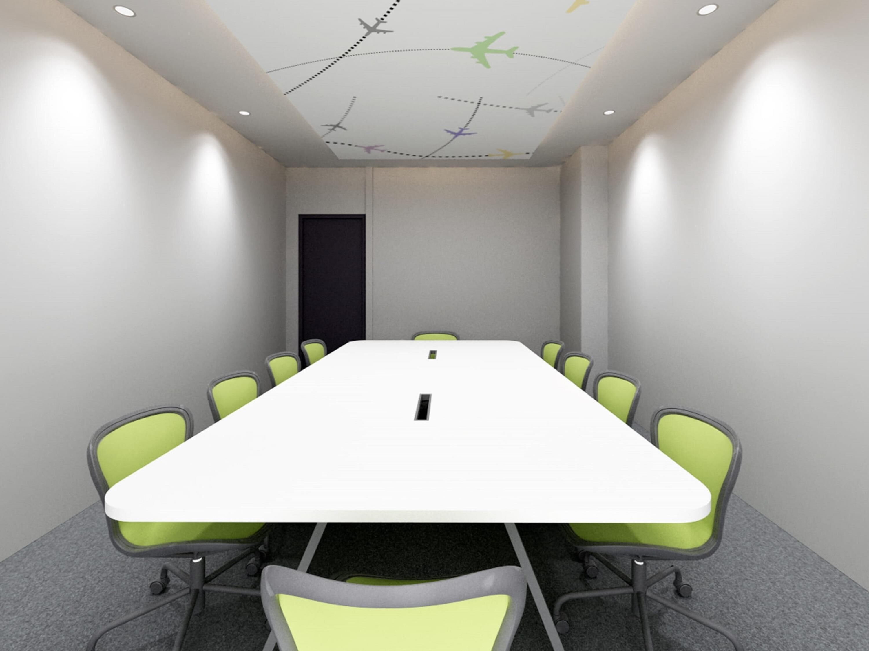 Une salle de conférence avec une longue table, des chaises vertes, une porte noire et un plafond décoré de motifs d’avions.