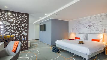 Minibar, caja de seguridad en la habitación y escritorio