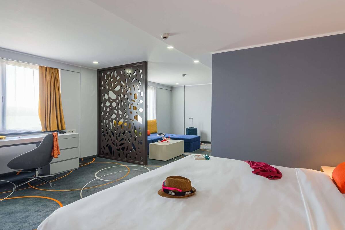 Premium Room, 1 King Bed with Sofa bed | Minibar, in-room safe, desk, blackout drapes