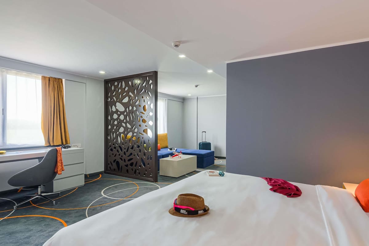 Premium Room, 1 King Bed with Sofa bed | Minibar, in-room safe, desk, blackout drapes