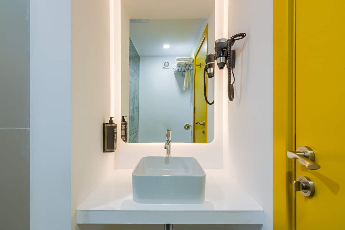 standard room, 2 single beds | bathroom | shower, eco-friendly toiletries, hair dryer, bathrobes